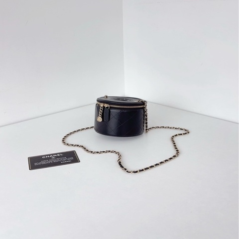 Chanel香奈兒🖤 黑金菱格mini圓筒包 小金幣發財桶鏈條包 頂部浮雕雙C💗閒置新✨31開帶卡