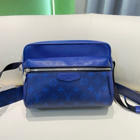 lv outdoor經典老花藍色斜挎包 芯片。