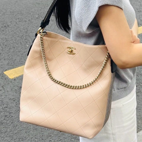 Chanel香奈兒🖤 淡奶茶牛皮Hobo💕 雙鏈嬉皮士水桶包中號💗98新✨27開 有保卡 尺寸24*28*16