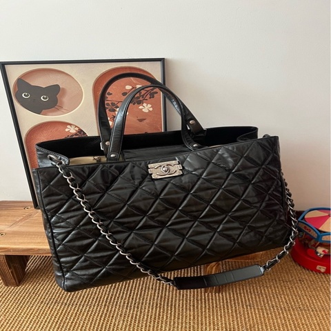 Chanel香奈兒🖤 黑銀油蠟皮xxl機場tote💕 98新✨ 15開 尺寸39*20*24