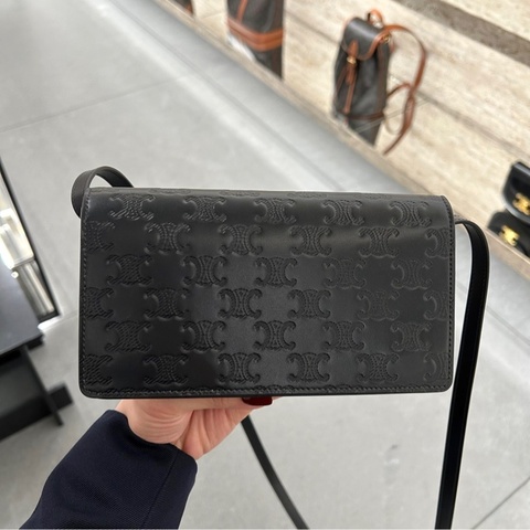 CELINE TRIOMPHE經典標誌壓紋小牛皮翻蓋吸釦斜背包