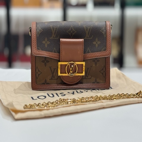 Louis Vuitton 路易威登 達芙妮woc 經典老花滿印 棕色迷你鏈條包 芯片款，尺寸18.5x12x5cm 鏈條肩帶