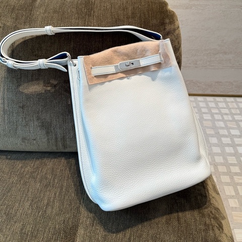HERMES 愛馬仕 SoKelly22 01純白內拼海水藍 O刻 附件：毛氈 塵袋。