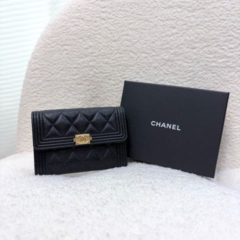CHANEL黑金荔枝牛皮BOY下蓋中夾