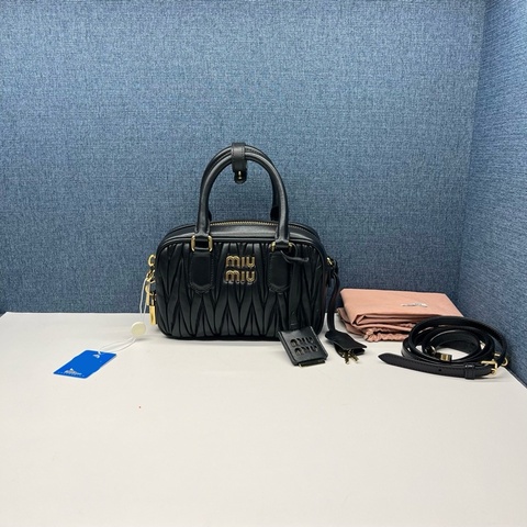 Miu Miu繆繆黑色褶皺保齡球包 晶片款