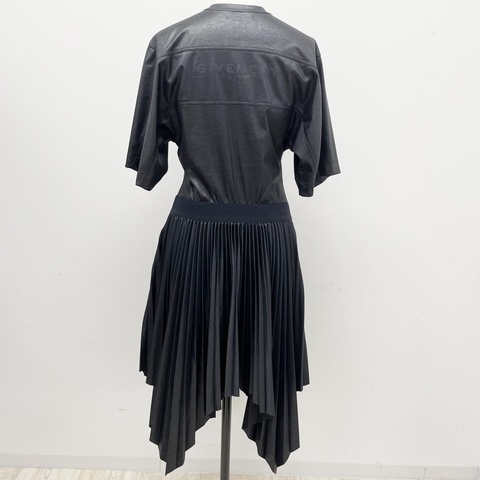 Givenchy 紀梵希 黑色仿皮質感圓領中袖 高低不規則壓褶擺不對稱連身裙 暗黑輕奢風