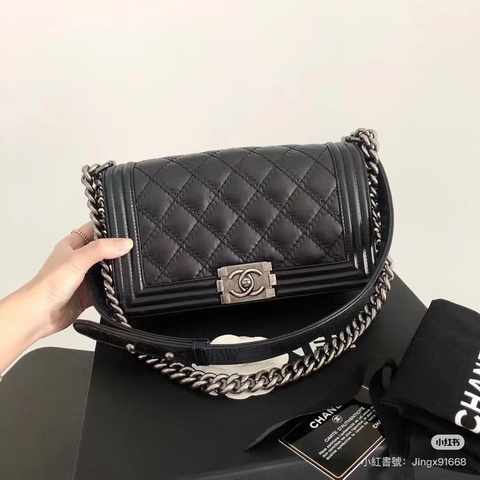 Chanel • 經典黑銀外縫線珠光牛皮Le Boy 25 中號