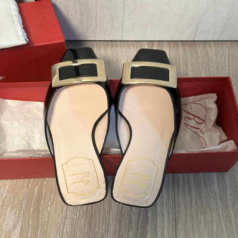 Roger Vivier 經典黑色亮面金扣方扣 低跟穆勒拖鞋