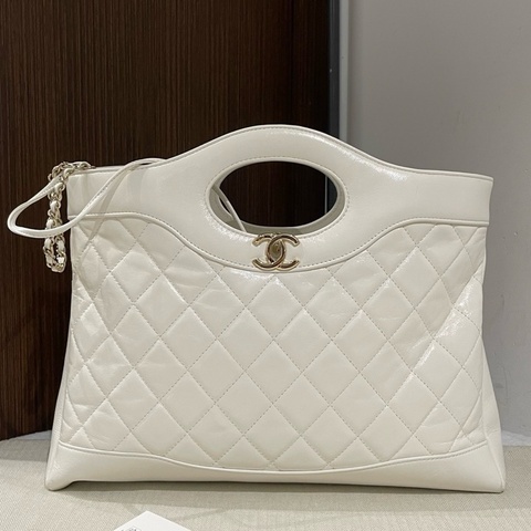 Chanel香奈兒白色油臘皮 25K 31bag 橫版中號，尺寸30 x 36x9cm，芯片款 帶票