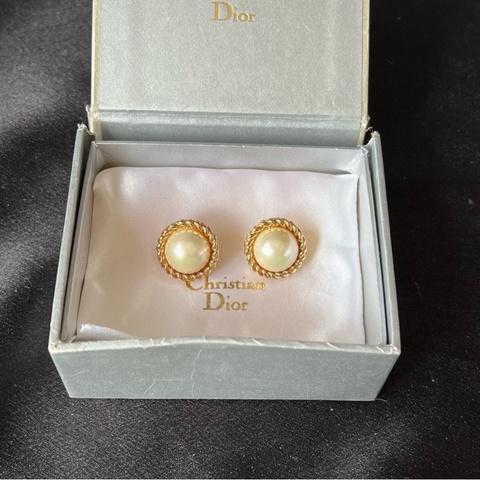 【無法抗拒的存在✨✨中古極光炫彩🤍】Christian Dior 迪奧 1970-1980 經典款金底仿馬貝珍珠麻花紋紐扣造型耳夾