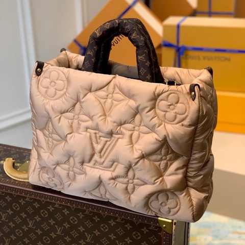 Louis Vuitton • 滑雪系列羽絨On The Go 大號 全配🈶盒裝塵袋