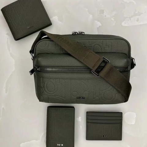Dior • 經典軍綠色皮革壓紋郵差包