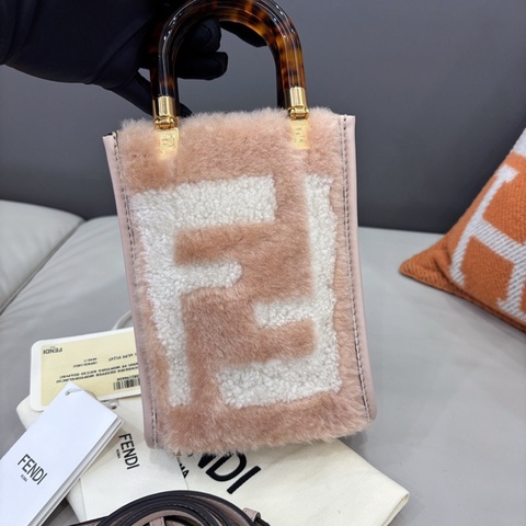 Fendi • 經典FF羊羔毛迷你托特包 閒置帶膜