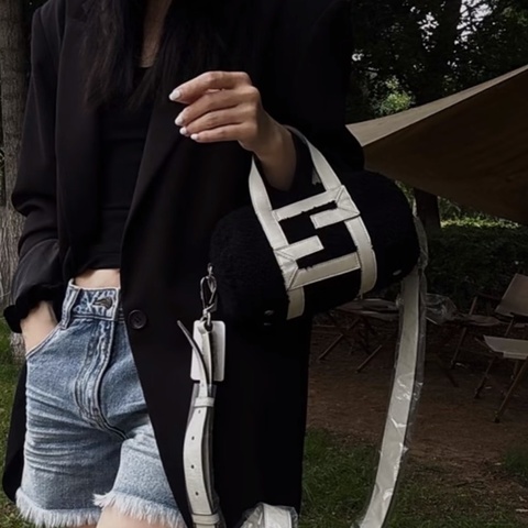 Fendi • 經典FF黑白羊羔毛波士頓包