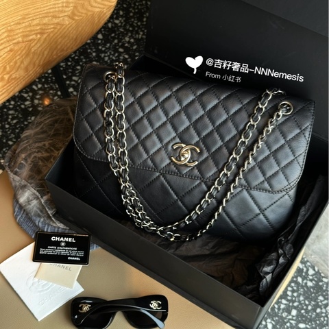 Chanel • 經典黑銀菱格紋羊皮貝嫂機場包
