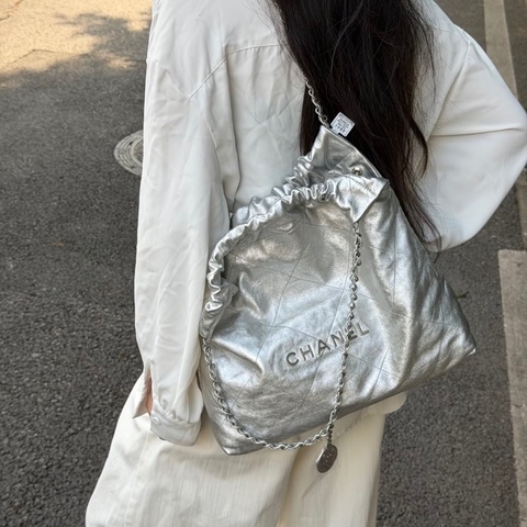 Chanel • 經典太空銀牛皮銀釦22 Bag 中號