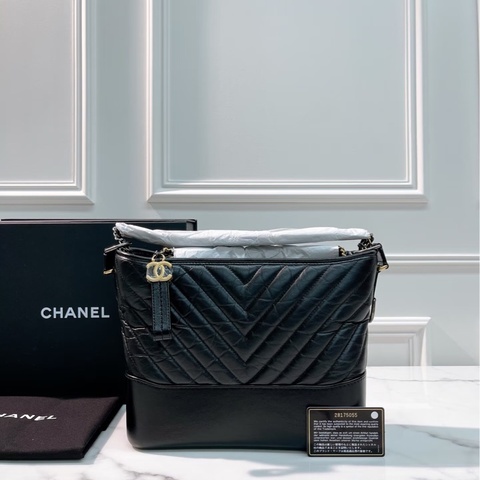 Chanel • 經典Gabrielle 黑金山形紋牛皮流浪包 中號