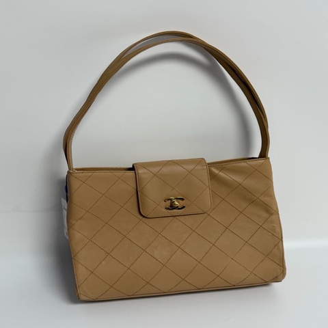 Chanel • 經典奶茶色金釦牛皮Hobo包