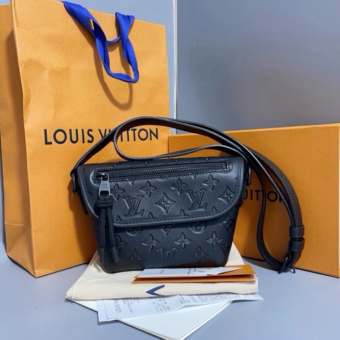 Louis Vuitton • 經典Pulse全黑皮革壓紋郵差包 🈶購證