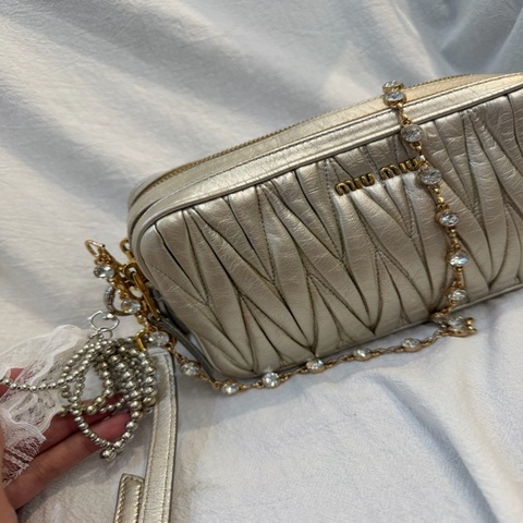 Miu Miu Matelassé 真皮相機包