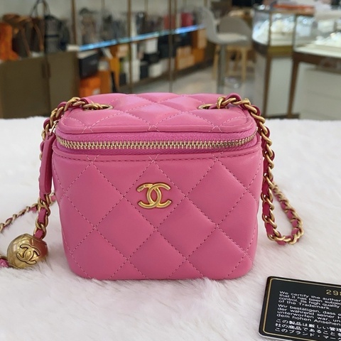 Chanel香奈兒 芭比粉羊皮金球mini化妝小盒子包，29開，尺寸10×9×7cm