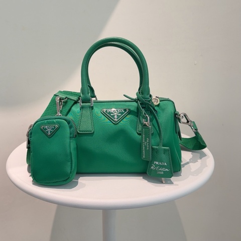 Prada 三合一波士頓 底長20 很實用 尼龍材質很輕便