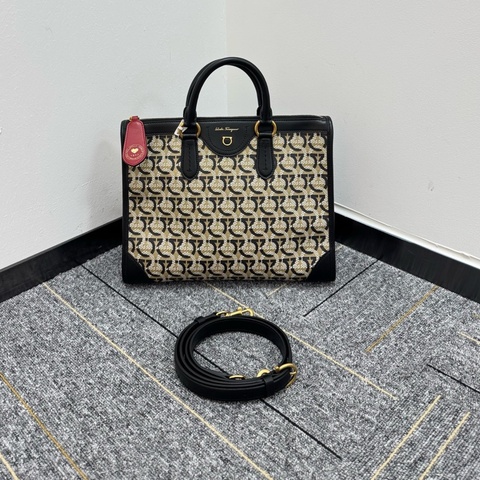Ferragamo菲拉格慕 gancini老花馬蹄扣托特包