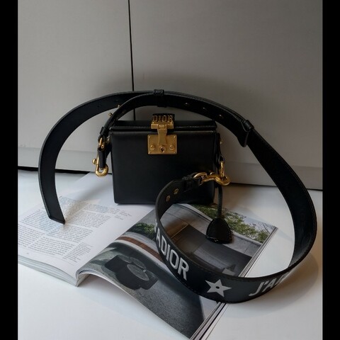 Dior 金釦黑皮硬殼小方斜背包