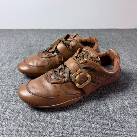 MIU MIU繆繆 Gymnasium FW25秋冬系列 秀款 小牛皮 帶扣系帶 德訓鞋薄底鞋 低幫 生活休閒鞋 亮面焦糖棕 43碼