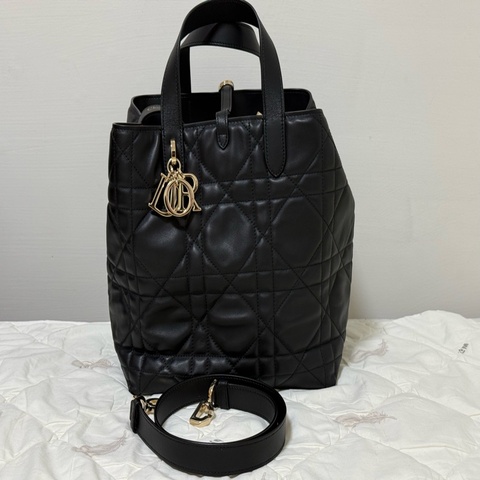 Dior Toujours 中型直式托特包 黑色小牛皮