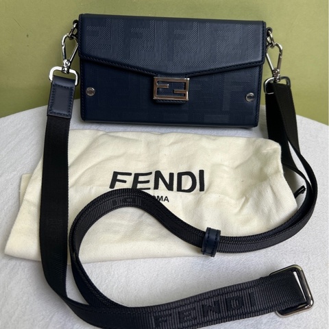 FENDI芬迪 藍色銀扣盒子包