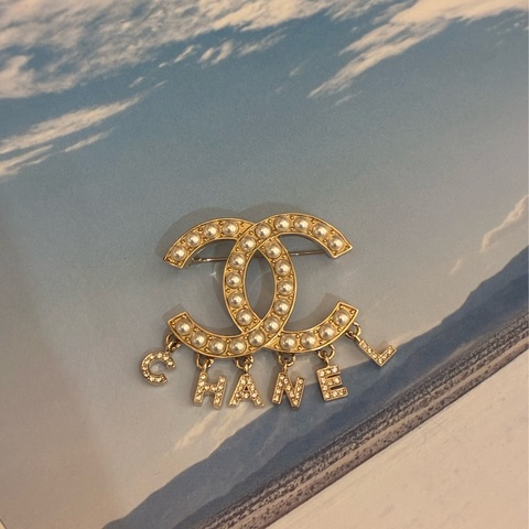 Chanel 淡金雙C珍珠字母logo胸針✨