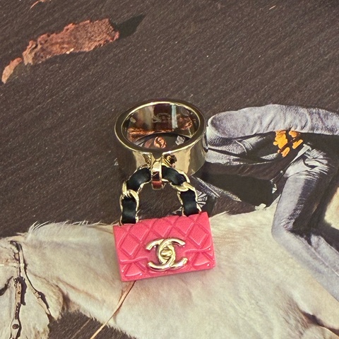 Chanel 粉色小包包淡金寬版戒指💍55