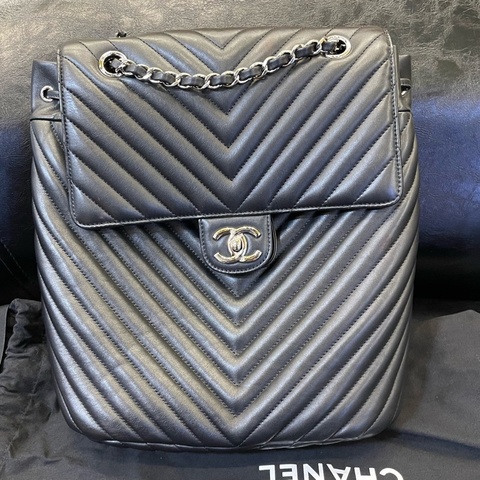 Chanel 香奈兒黑色銀扣V紋牛皮雙肩包 25開