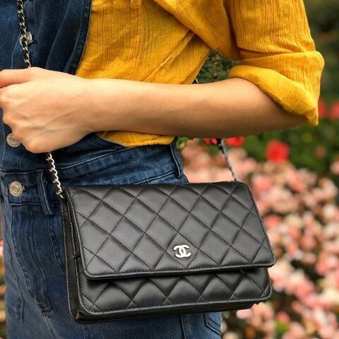 CHANEL - CHANEL黑色羊皮銀釦WOC斜背包