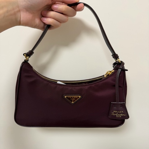 Prada re-edition 2005 酒紅色