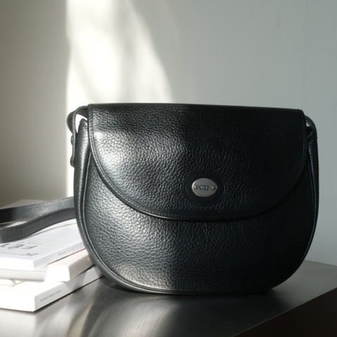 Dior 1980s 橢圓 CD 金屬標荔枝紋馬鞍弧形斜背包