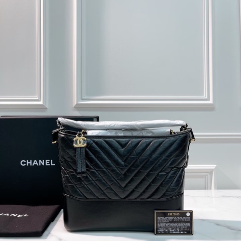 Chanel • 經典Gabrielle 黑金山形紋牛皮流浪包 中號