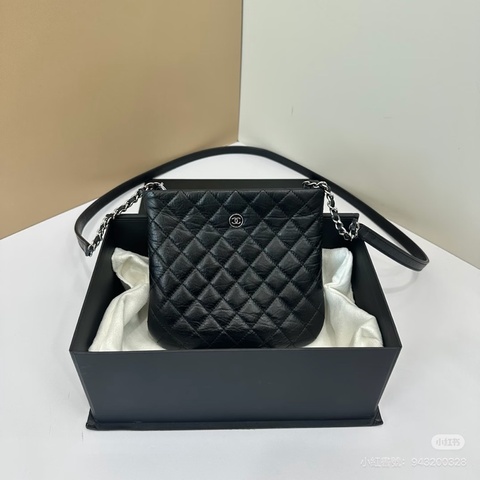 Chanel • 經典黑銀羊皮郵差包