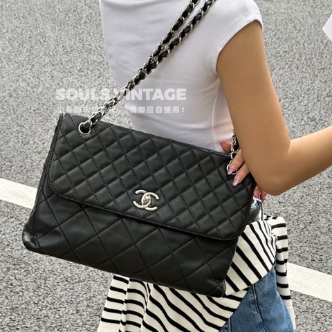 Chanel • 經典黑銀菱格紋羊皮貝嫂機場包
