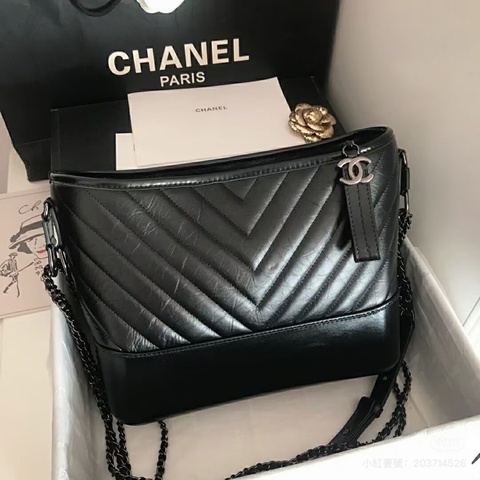 Chanel • 經典Gabrielle So Black全黑山形紋牛皮流浪包 中號 🈶保卡