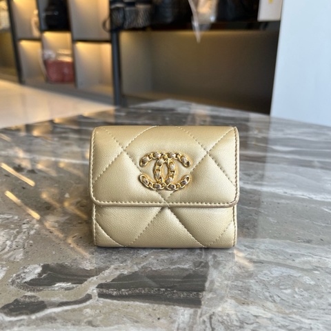 Chanel • 金色金釦羊皮19三折短夾