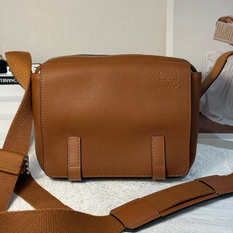 羅意威/Loewe military 焦糖色郵差 底長23.5cm