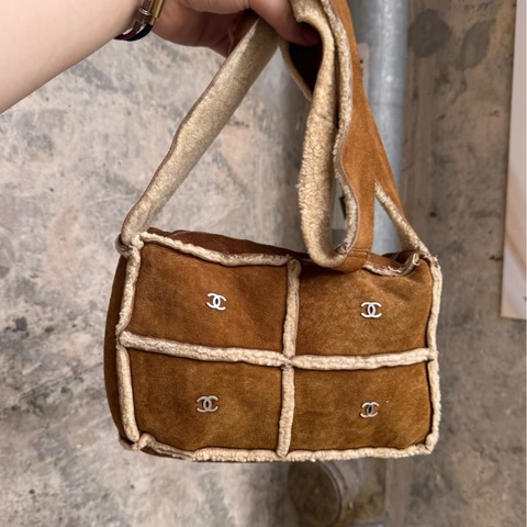 Chanel • 焦糖色麂皮拼羊羔毛四宮格銀釦郵差包 Teddy