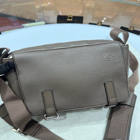 Loewe羅意威military大象灰郵差斜挎包底長23.5cm
