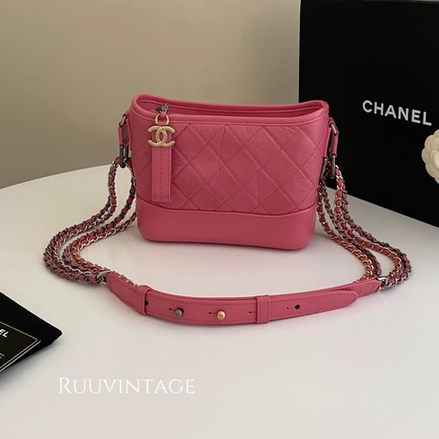 Chanel • 經典Gabrielle 芭比粉牛皮金釦流浪包 小號