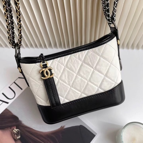 Chanel • 經典Gabrielle 黑白熊貓金釦牛皮流浪包 小號 🈶保卡