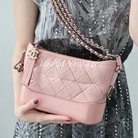 Chanel • 經典Gabrielle 櫻花粉牛皮金釦流浪包 小號 🈶保卡