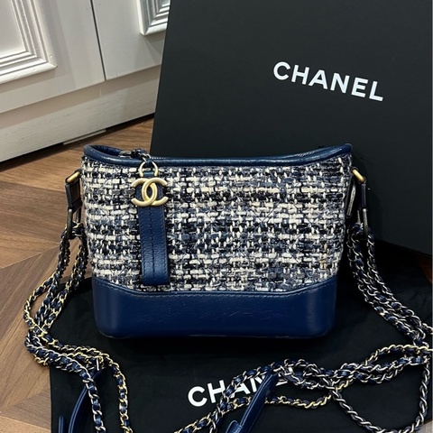 Chanel • 經典Gabrielle 藍色毛呢拼皮流浪包 小號