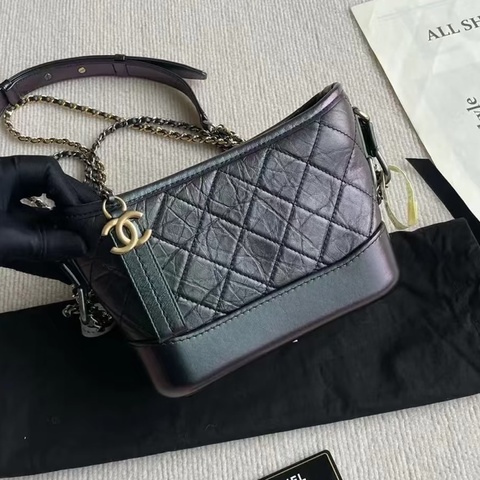 Chanel • 經典Gabrielle 炫彩黑色牛皮金釦流浪包 小號 🈶購證